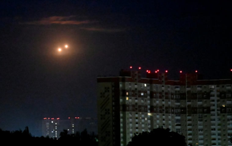 La défense aérienne ukrainienne tire sur des drones russes lors d'une attaque nocturne sur Kiev le 23 juin 2025 ( AFP / Sergei SUPINSKY )