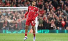 Héros de Liverpool en août, il signe son premier contrat professionnel