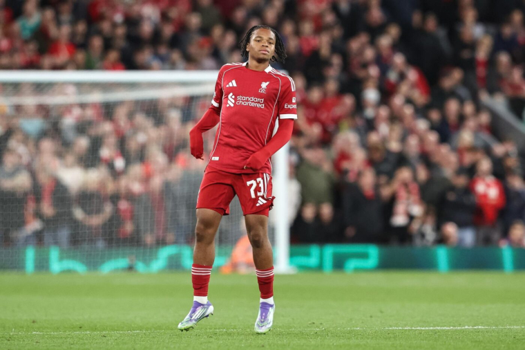 Héros de Liverpool en août, il signe son premier contrat professionnel