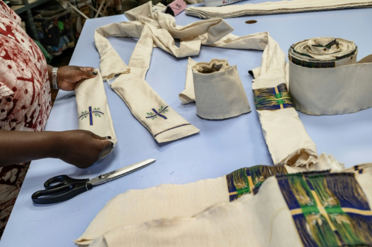 Une employée de l'entreprise d'insertion Le Tri d’Emma, basée à Villerest, le 1er septembre 2026, fabrique des étoles liturgiques en jacquard qui serviront lors des messes du pape Léon XIV en France ( AFP / Jeff PACHOUD )