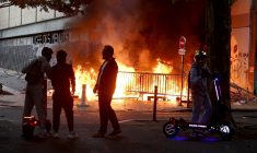 Une manifestation devant un lycée à Bordeaux, le 1er octobre 2026. ( AFP / ROMAIN PERROCHEAU )