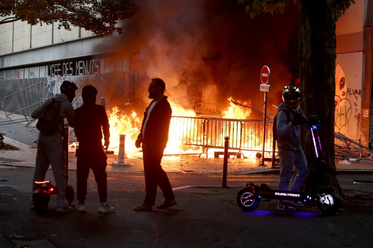 Une manifestation devant un lycée à Bordeaux, le 1er octobre 2026. ( AFP / ROMAIN PERROCHEAU )