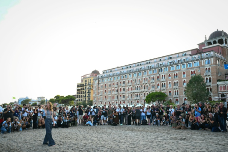L'actrice italienne et animatrice des cérémonies d'ouverture et de clôture de la 82e Mostra de Venise, Emanuela Fanelli, pose devant les photographes sur la plage de l'hôtel Excelsior au Lido à Venise, en Italie, le 26 août 2025 ( AFP / Stefano RELLANDINI )