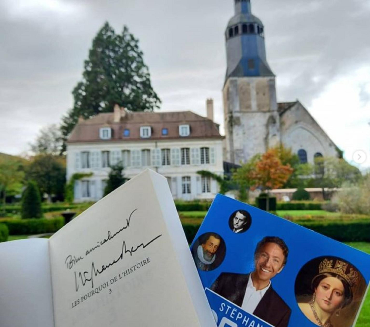 Stéphane Bern est propriétaire de l’ancien Collège royal et militaire de Thiron-Gardais. crédit photo : Capture d’écran Instagram @collegeroyal_thirongardais