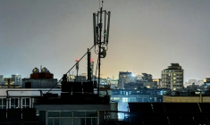 Une vue générale montre une antenne de télécommunications installée pour les services Internet sur le toit d'une maison à Kaboul, tard dans la soirée du 29 septembre 2025, à la suite d'une coupure nationale des télécommunications.  ( AFP / Wakil KOHSAR )