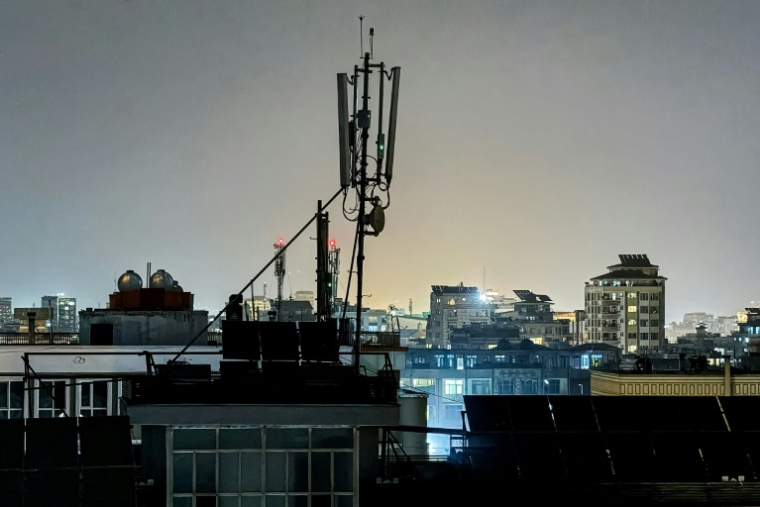 Une vue générale montre une antenne de télécommunications installée pour les services Internet sur le toit d'une maison à Kaboul, tard dans la soirée du 29 septembre 2025, à la suite d'une coupure nationale des télécommunications.  ( AFP / Wakil KOHSAR )
