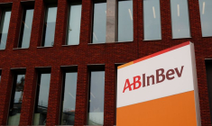 Le logo d'AB InBev est représenté à l'extérieur du siège du brasseur à Louvain