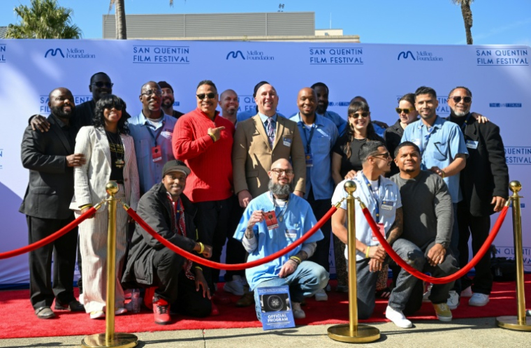 Le directeur de la prison de San Quentin Chance Andes (au centre) sur le tapis rouge du festival de cinéma de San Quentin, en Californie, le 23 octobre 2025 ( AFP / Karl Mondon )