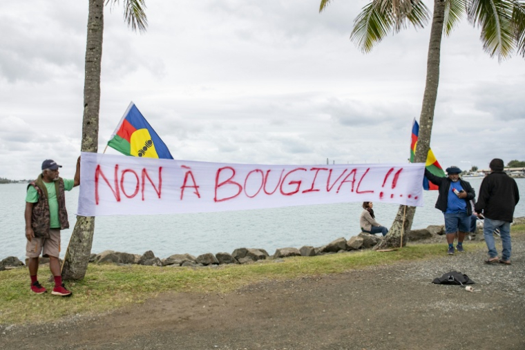Des opposants à l'accord de Bougival sur l'avenir institutionnel de la Nouvelle-Calédonie déploient une banderole le 20 août 2025 à Nouméa avant une visite du ministre des Outre-mer ( AFP / Delphine MAYEUR )