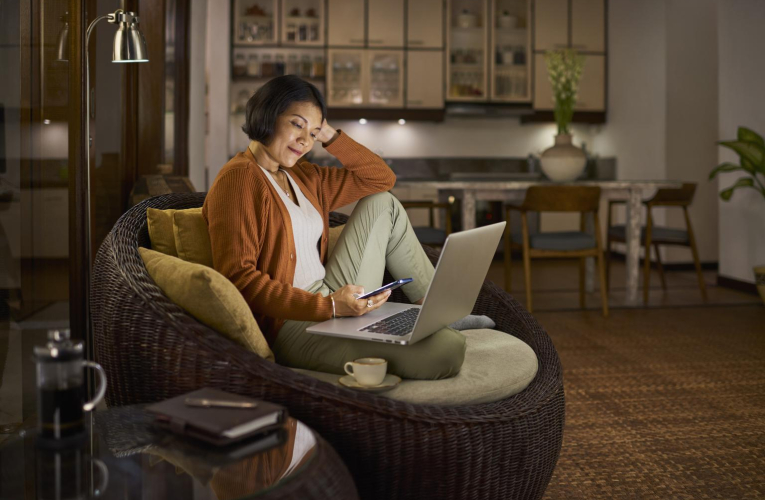 Le développement du télétravail oblige les particuliers à investir dans du matériel bureautique performant. ( crédit photo : Getty Images )