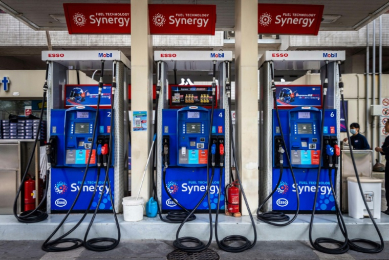 Des pompes à essence à Macao le 27 mars 2026 ( AFP / Eduardo Leal )