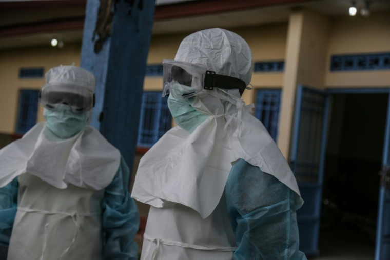 Du personnel médical en combinaison de protection à l'hôpital de Rwampara le 21 mai 2026 en République démocratique du Congo ( AFP / Seros MUYISA )