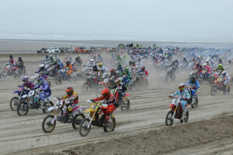 Des motards participent à la course "vintage" sur sable de la 50e édition de l'Enduropale, au Touquet, dans le nord de la France, le 13 février 2026 ( AFP / Francois LO PRESTI )
