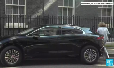 Royaume-Uni : ambiance électrique à Downing Street après des démissions en cascade, l'avenir de Johnson en question