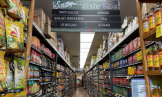 Un rayon de condimen dans un supermarché