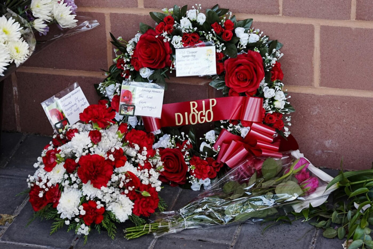 Des fleurs pour Diogo Jota devant Anfield et le Molineux Stadium