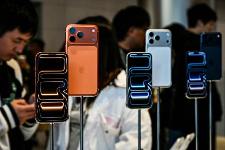 Apple va faciliter le transfert de données entre ses téléphones et ceux de ses concurrents ( AFP / Hector RETAMAL )