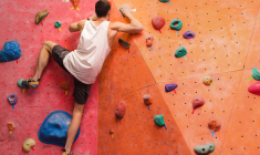 L’escalade de bloc est l’une des activités sportives les plus en vogue du moment. ( crédit photo : Shutterstock )