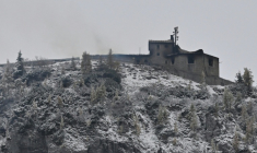 De la fumée est visible au refuge de montagne Kehlsteinhaus, connu sous le nom de Nid d’Aigle, ancien lieu de villégiature d’Adolf Hitler, le 24 octobre 2026, après qu’un important incendie s’est déclaré sur ce site situé à une altitude de 1 834 mètres (6 000 pieds) dans les montagnes surplombant Berchtesgaden, dans le sud de l'Allemagne. ( AFP / KERSTIN JOENSSON )