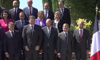 Photo de famille après le conseil des ministres franco-allemand présidé par Macron et Merz