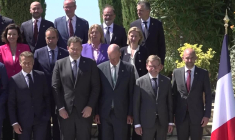 Photo de famille après le conseil des ministres franco-allemand présidé par Macron et Merz