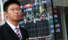 Un homme passe devant une maison de courtage à Pékin