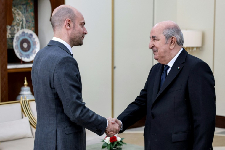 Photo diffusée par le ministère français de l'Europe et des Affaires étrangères (MEAE) montrant le ministre français des Affaires étrangères Jean-Noël Barrot (g) reçu par le président algérien Abdelmajid Tebboune, le 6 avril 2025 à Alger ( Ministère français de l'Europe et des Affaires étrangères (MEAE) / Philemon HENRY )