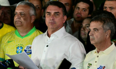 Le sénateur Flavio Bolsonaro (c) s'adresse à ses partisans après sa défaite à l'élection présidentielle, le 25 octobre 2026 à Brasilia, au Brésil ( AFP / Pablo PORCIUNCULA )