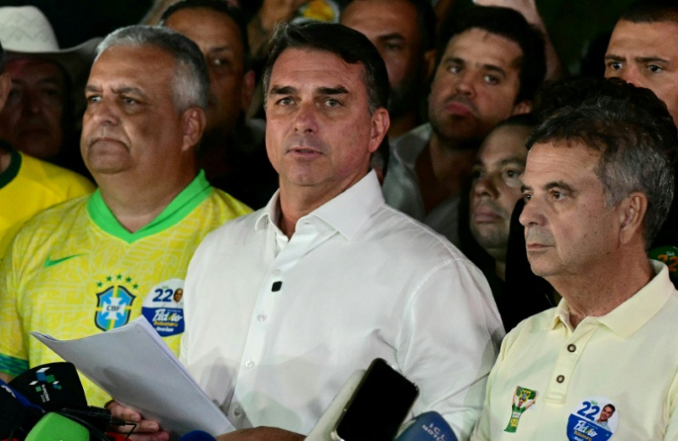 Le sénateur Flavio Bolsonaro (c) s'adresse à ses partisans après sa défaite à l'élection présidentielle, le 25 octobre 2026 à Brasilia, au Brésil ( AFP / Pablo PORCIUNCULA )
