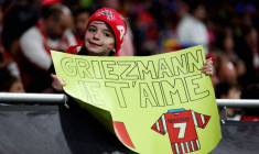 Un jeune supporter de l'Atletico Madrid brandit une pancarte pour Antoine Griezmann