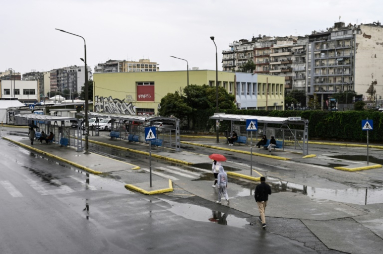 Des personnes à proximité d'une station de bus à Thessalonique en Grèce pendant une grève générale de 24 heures, le 1er octobre 2025 ( AFP / Sakis Mitrolidis )