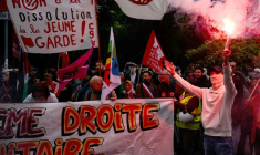 Manifestation contre la dissolution de La Jeune Garde, organisation antifasciste d'extrême gauche, près de la préfecture de Lyon, le 6 mai 2025 dans le Rhône ( AFP / JEAN-PHILIPPE KSIAZEK )