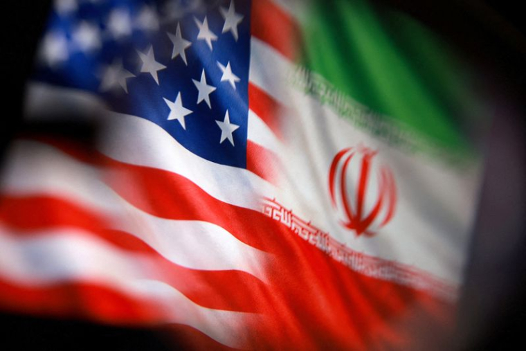 Illustration des drapeaux américain et iranien