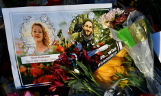 Une carte avec les photos de Renee Good et Alex Pretti sur un lieu de commémoration à Minneapolis, dans le Minnesota, le 27 janvier 2026 ( AFP / Octavio JONES )