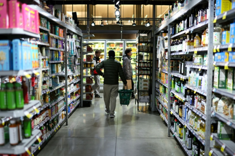 Des clients dans un supermarché du quartier de Manhattan, à New York, le 20 février 2025  ( AFP / CHARLY TRIBALLEAU )