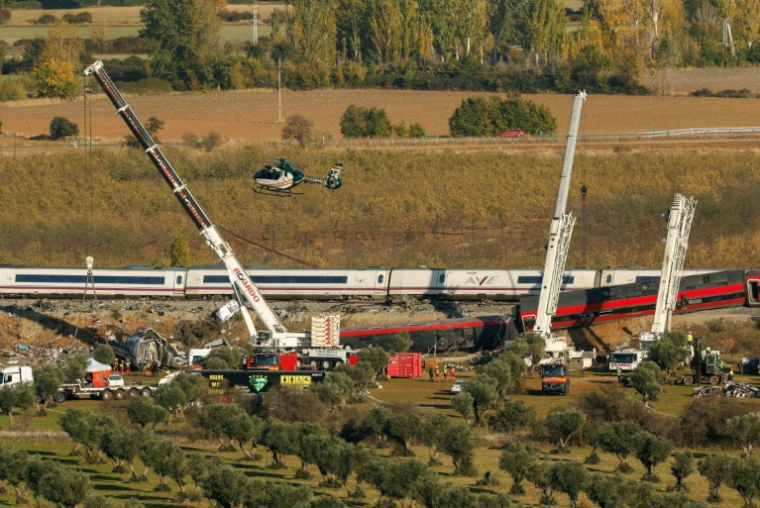 Des grues déployées le 29 octobre 2026 à Urda en Espagne pour déplacer les wagons de train après un accident ferroviaire mortel ( AFP / Oscar DEL POZO )