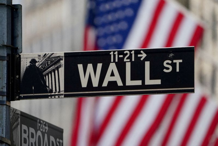 L'enseigne Wall Street à la Bourse de New York (NYSE) dans l'arrondissement de Manhattan à New York