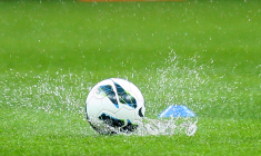 Plus jeune joueur de l’histoire du championnat polonais, il emboutit sa voiture chez le voisin