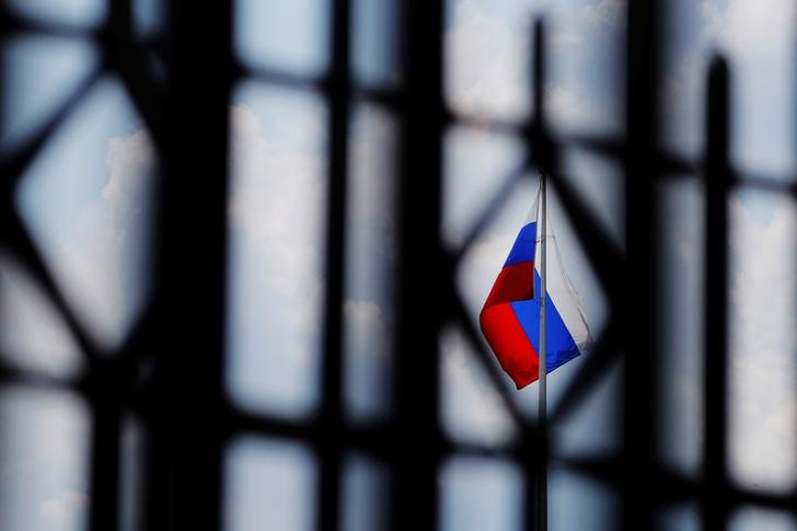 Le drapeau russe flotte sur l'ambassade de Russie à Washington