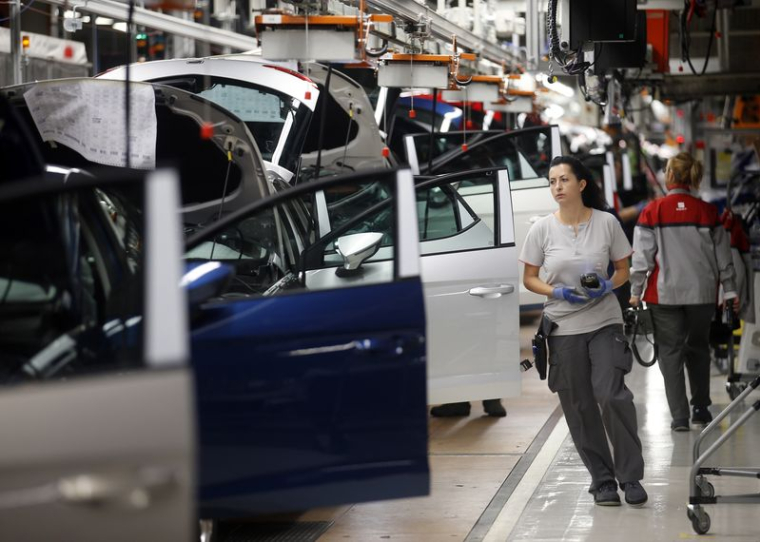 Des ouvriers assemblent des véhicules sur une chaîne de montage