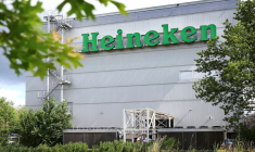 Le logo de Heineken sur un bâtiment du siège social à Zoeterwoude
