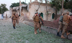 Des militaires mènent une inspection à la suite d'une explosion survenue au sein du quartier général de la policeà Kohat, dans la province pakistanaise de Khyber Pakhtunkhwa, le 18 septembre 2026 ( AFP / Basit SHAH )