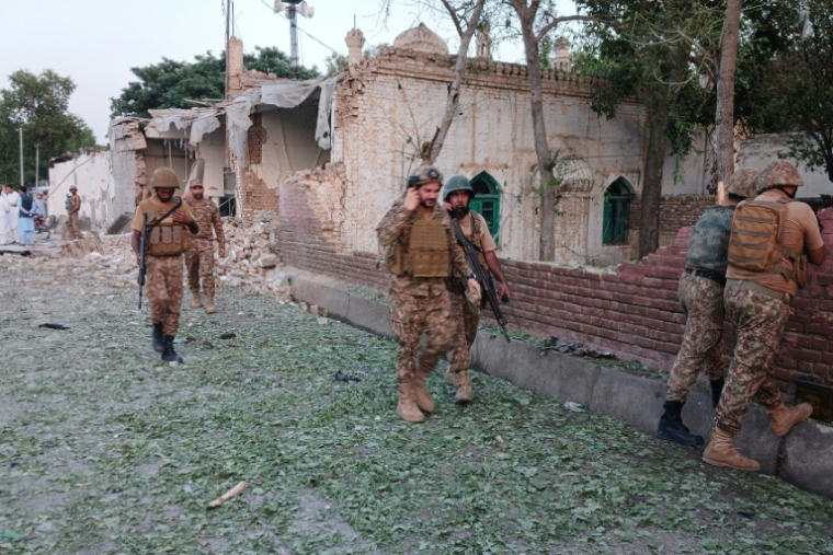 Des militaires mènent une inspection à la suite d'une explosion survenue au sein du quartier général de la policeà Kohat, dans la province pakistanaise de Khyber Pakhtunkhwa, le 18 septembre 2026 ( AFP / Basit SHAH )