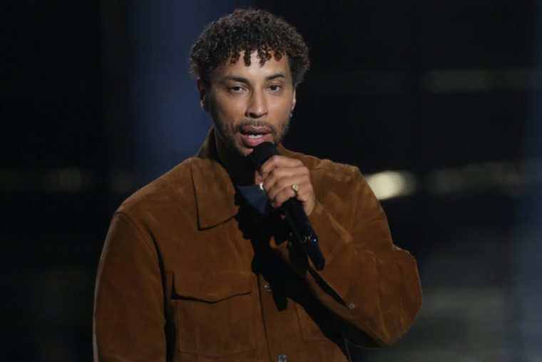 Le rappeur et chanteur Disiz s'exprime sur scène après avoir reçu le prix de l'artiste masculin de l'année lors de la cérémonie des Victoires de la musique à La Seine Musicale de Boulogne-Billancourt, le 13 février 2026 ( AFP / Alain JOCARD )