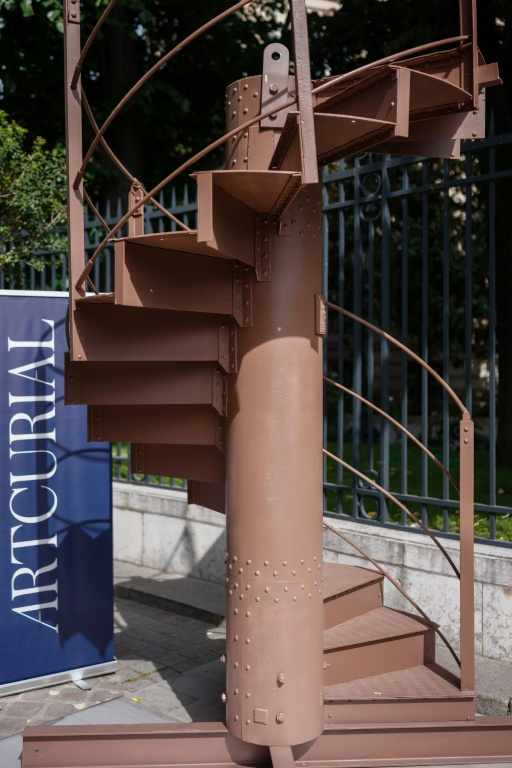 Un tronçon de l'escalier de la Tour Eiffel composé de 14 marches photographié le 13 mai 2026 vendu par Artcurial à un collectionneur français  ( AFP / Dimitar DILKOFF )