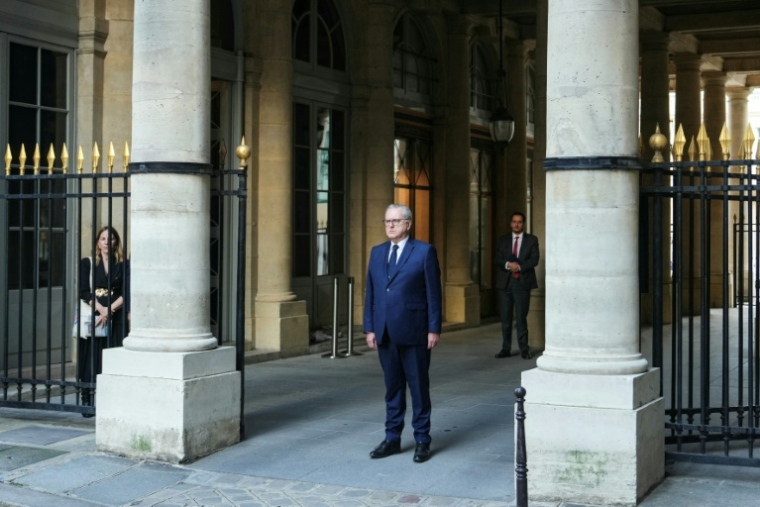 Le président du Conseil constitutionnel Richard Ferrand devant l'entrée du Conseil à Paris, le 9 octobre 2025 ( AFP / Dimitar DILKOFF )
