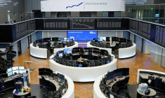 Le graphique de l'indice boursier allemand DAX est photographié à la bourse de Francfort, Allemagne