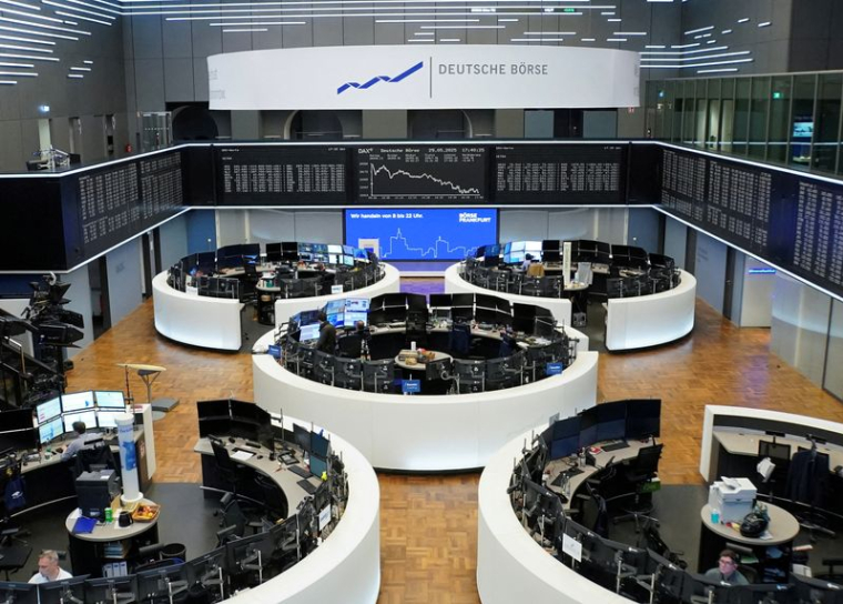 Le graphique de l'indice boursier allemand DAX est photographié à la bourse de Francfort, Allemagne