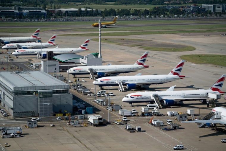 Des avions de la compagnie aérienne British Airways, le 13 juin 2021 à l'aéroport londonien d'Heathrow ( AFP / Brendan Smialowski )