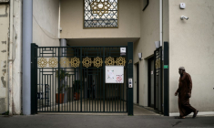 L'entrée de la mosquée Errahma à Villeurbanne, dans le Rhône, le 3 juin 2025 ( AFP / JEFF PACHOUD )
